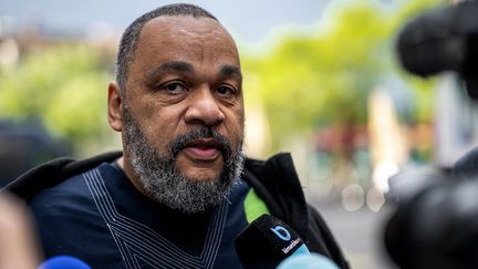 L'humoriste controversé Dieudonné, le 16 mai 2023 à Genève (Suisse). (FABRICE COFFRINI / AFP)