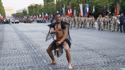 VIDEO. Des guerriers maoris défilent sur les Champs-Elysées