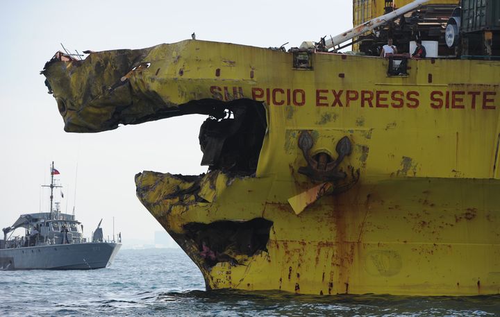 Le cargo Sulpicio Express 7, apr&egrave;s la collision avec un ferry, dans l'archiper des Philippines, le 17 ao&ucirc;t 2013. (TED ALJIBE / AFP)