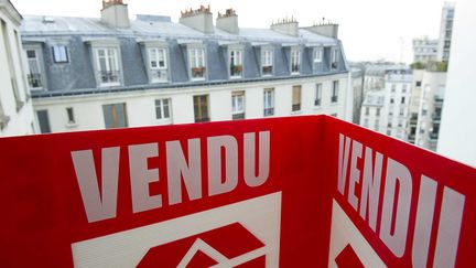 Un panneau d'agence immobili&egrave;re dans le 20e arrondissement de Paris, le 17 janvier 2011. (A. GELEBART / 20 MINUTES / SIPA)