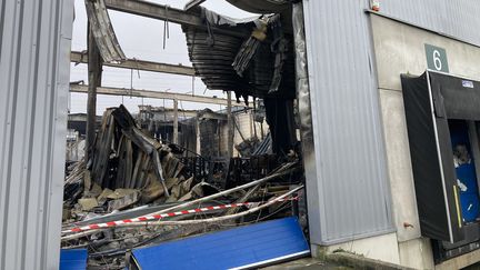 L'incendie d'un entrepôt Bolloré de 12 000 batteries au lithium s'est propagé à un entrepôt de stockage de 70 000 pneus puis à un autre hangar de stockage qui contenait du textile et des palettes en bois. (CHRISTINE WURTZ / RADIO FRANCE)