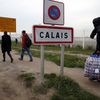 Un migrant transporte ses affaires, lors du démantèlement de la "jungle" de Calais, le 23 octobre 2016. (PASCAL ROSSIGNOL / REUTERS)