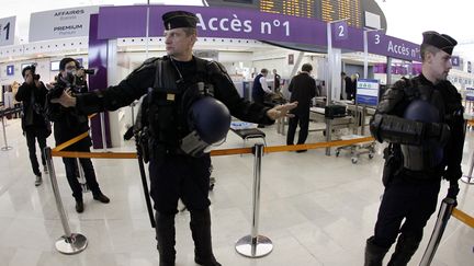 Les forces de l'ordre sont d&eacute;ploy&eacute;es dans l'a&eacute;roport de Roissy (Val-d'Oise), le 21 d&eacute;cembre 2011. (FRANCOIS GUILLOT /&nbsp;AFP PHOTO)