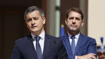 Le nouveau ministre de l'Intérieur Gérald Darmanin (à gauche) s'exprime aux côtés du ministre sortant Christophe Castaner lors de la cérémonie de passation des pouvoirs au ministère de l'Intérieur à Paris le 7 juillet 2020. (THOMAS SAMSON / AFP)