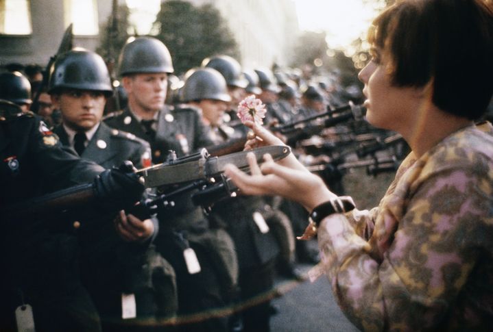 Marc Riboud, "La jeune fille à la fleur", Manifestation contre la guerre au Vietnam, Washington, États-Unis, 21 octobre 1967 (© Marc Riboud / Fonds Marc Riboud au MNAAG)