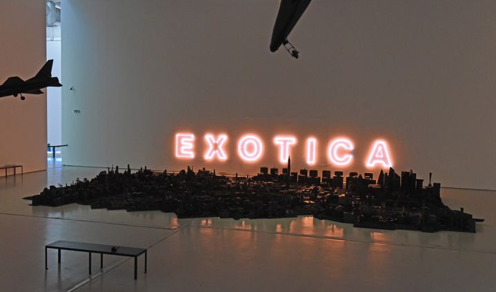 Exotica (vue d’ensemble), 2000,  peinture, bois, carton, plastique, verre, néon. 1500 x 1100 x 80 cm
 (Charlotte Piérot © Saint-Etienne Métropole - ADAGP, Paris 2016)