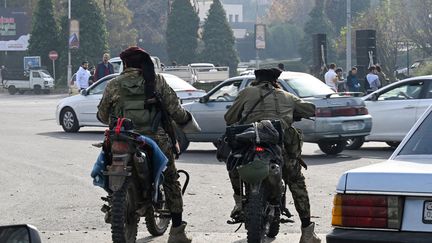 Des combattants rebelles dans une rue de Damas (Syrie), le 10 décembre 2024.