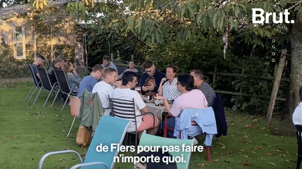 A la retraite, Gwenola et Jacky ont décidé de transformer leur maison en bar. Visite de ce bar atypique à Flers en Normandie.