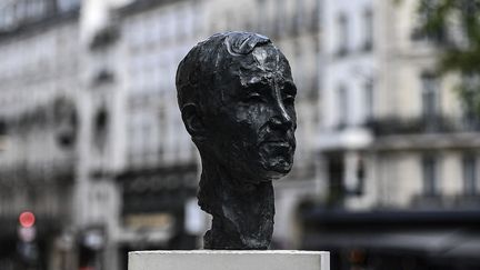 Sculpture de Charles Aznavour, inaugurée le 22 mai 2021 Carrefour de l'Odéon, à Paris (CHRISTOPHE ARCHAMBAULT / AFP)