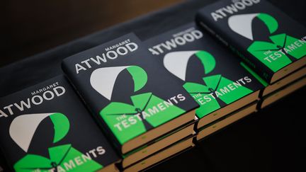 "Les Testaments", la suite du best-seller de Margaret Atwood, "La Servante écarlate", à Londres, le 10 septembre 2019.&nbsp; (TOLGA AKMEN / AFP)