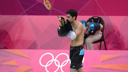 L'indien Parupalli embrasse sa raquette apr&egrave;s sa victoire contre Niluka Karunaratne (Sri Lanka) le 1er ao&ucirc;t lors des JO de Londres. (ADEK BERRY / AFP)