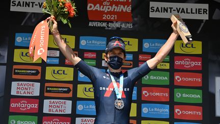 Geraint Thomas (Ineos-Grenadiers) sur le podium après sa victoire lors de la 5e étape du Critérium du Dauphiné, à Saint-Vallier, jeudi 3 juin. (DAVID STOCKMAN / BELGA MAG)