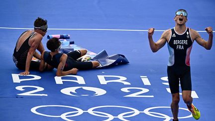 Longtemps incertaine en raison de la qualité de l'eau de la Seine, l'épreuve masculine de triathlon s'est finalement déroulée après la compétition féminine. Trois Français faisaient partie des favoris, mais seul Léo Bergère est parvenu à accrocher le podium, remportant ainsi une médaille de bronze. (JULIEN DE ROSA / AFP)