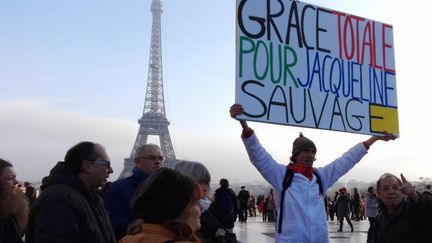 Une manifestation place du Trocadéro à Paris, samedi 10 décembre,&nbsp;pour la grâce totale de Jacqueline Sauvage. (CAMILLE ANDRÉ)