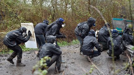 Les zadistes qui affrontent les forces de l'ordre à Notre-Dame-des-Landes sont parfois soignés par une équipe de bénévoles, les "medics". (LOIC VENANCE / AFP)