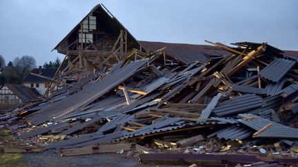 Une ferme a été détruite par la tempête Friederike, à&nbsp;Meimbressen (Allemagne), le 18 janvier 2018. (UWE ZUCCHI / DPA / AFP)