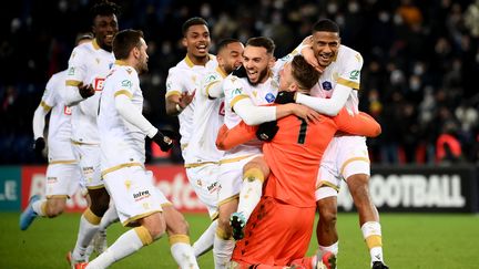 La joie des Niçois, tombeurs du PSG et qualifiés pour les quarts de finale de la Coupe de France. (FRANCK FIFE / AFP)