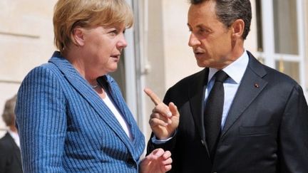 AMerkel et Sarkozy se rencontreront dimanche pour parvenir à un accord sur la recapitalisation des banques. (PHILIPPE WOJAZER / AFP)