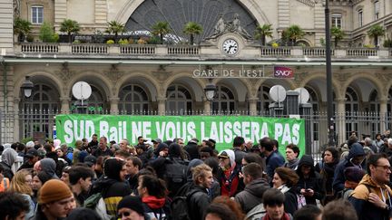 Banderole "Sud-Rail ne vous laissera pas casser la SNCF" accrochée sur les grilles de la gare de l'Est à Paris, le 14 mai 2018. (ERIC FEFERBERG / AFP)