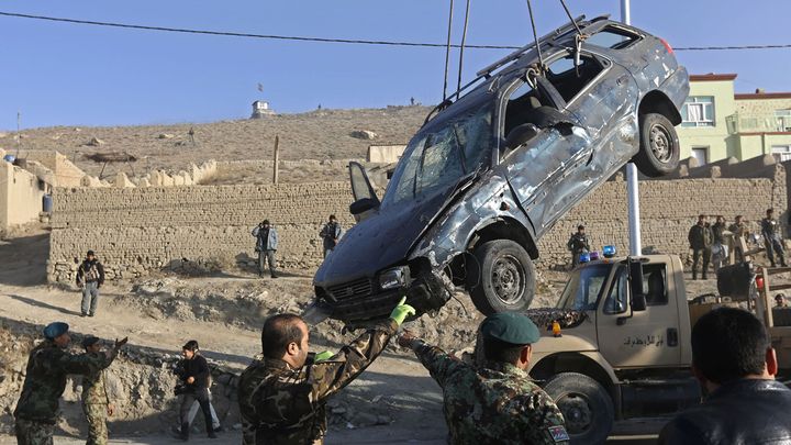 &nbsp; (Un premier attentat suicide contre un minibus de l'armée a fait six morts jeudi matin à Kaboul © REUTERS/Omar Sobhani)