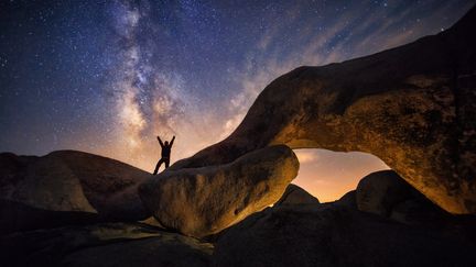 Un homme pose devant la Voie lactée au parc national de Joshua Tree (Etats-Unis), le 15 mai 2015. (PIRIYA PHOTOGRAPHY / MOMENT RF)