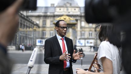 L'avocat Mohamed El Monsaf Hamdi devant la presse à Paris, le 10 juin 2018. (STEPHANE DE SAKUTIN / AFP)