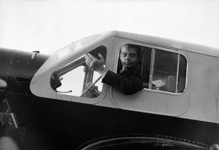 Portrait d'Antoine de Saint-Exupéry, aviateur et écrivain, dans le cockpit de son avion, le Caudron Simoun, en 1936, en France. (KEYSTONE-FRANCE / GAMMA-RAPHO / GETTYIMAGES)