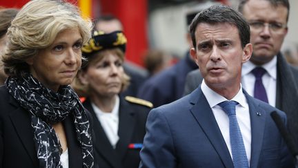 Valérie Pécresse et Manuel Valls, lors d'une conférence de presse à Longjumeau (Essonne), le 3 juin 2016. (MATTHIEU ALEXANDRE / AFP)