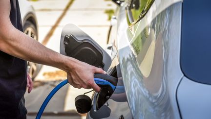 Illustration voiture électrique. (JEAN-LUC FLEMAL / MAXPPP)