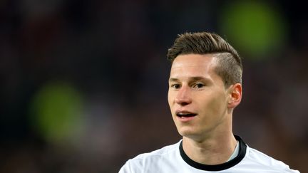 L'international allemand Julian Draxler, 23 ans, qui évoluait à Wolfsburg, s'est officiellement engagé avec le PSG jusqu'en 2021, a annoncé le club parisien mardi. Ci-contre le 8 octobre 2016. (THOMAS EISENHUTH / ZB)