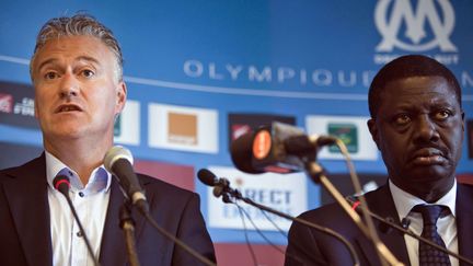 Dider Deschamps et Pape Diouf (D) lors d'une conf&eacute;rence de presse de l'Olympique de Marseille &agrave; Marseille le 17 juin 2009. (PATRICK GHERDOUSSI / SIPA)