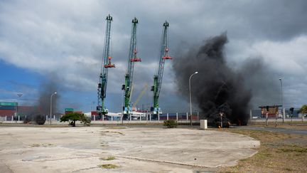 Les manifestants ont mis feu à des pneus pour empêcher l'accès au port Automne, à Nouméa, en Nouvelle-Calédonie, le 7 décembre 2020. (THEO ROUBY / HANS LUCAS / AFP)