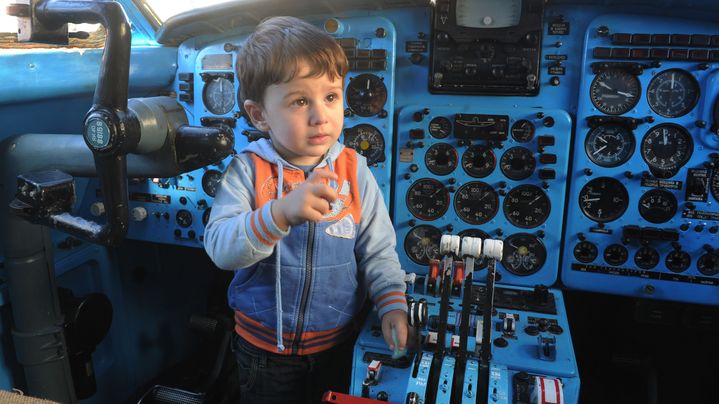 Un enfant joue dans le cockpit de l'avion, le 29 octobre 2012 &agrave; Roustavi (G&eacute;orgie). (VANO SHLAMOV / AFP)