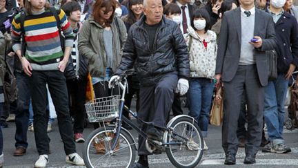 Tokyo, vendredi 11 mars. Les habitants qui ont fui les immeubles se retrouvent dans la rue. (Getty Images/Koichi Kamoshida)