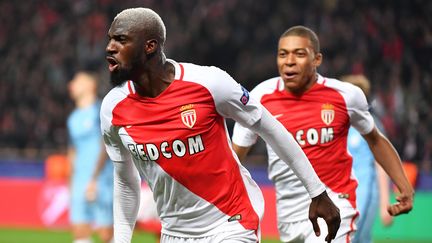 Tiemoue Bakayoko et Kylian Mbappe fêtent un but face à Manchester City, le 15 mars 2017, à Monaco. (PASCAL GUYOT / AFP)