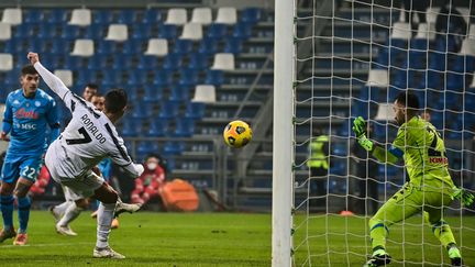 Cristiano Ronaldo ouvre le score en Supercoupe d'Italie contre Naples le 20 janvier 2021 (MIGUEL MEDINA / AFP)