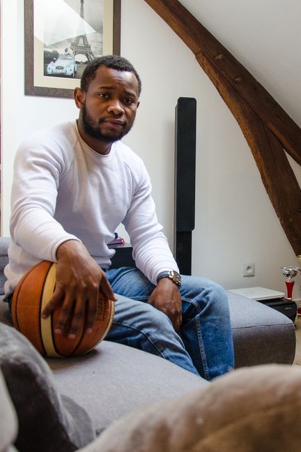 Joao dans son appartement, le 21 juin 2019, à La-Ferté-sous-Jouarre (Seine-et-Marne). (YANN THOMPSON / FRANCEINFO)