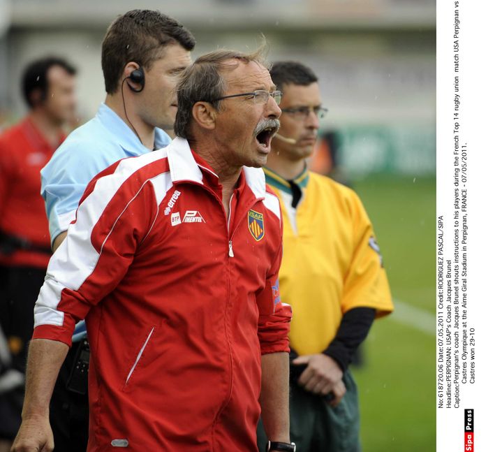 Jacques Brunel, alors coach de Perpignan, crie ses instructions à ses joueurs lors d'un match à domicile contre Castres, le 7 mai 2011. (RODRIGUEZ PASCAL/SIPA)