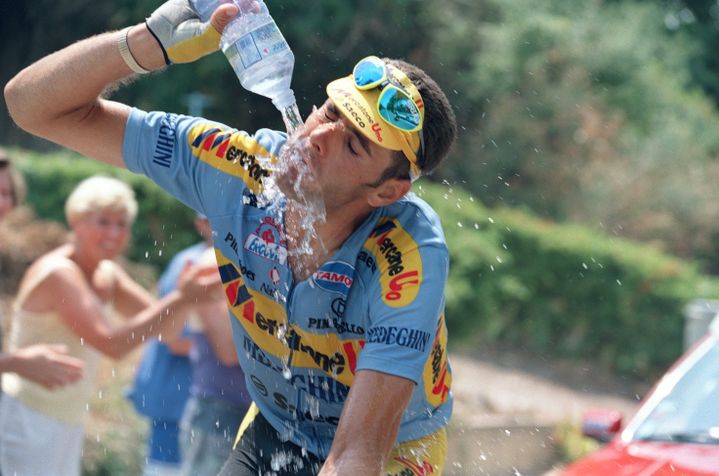 Le coureur italien Eros Poli s'aperge d'eau le 18 juillet 1994, lors de l'étape Montpellier-Carpentras du Tour de France. (PATRICK KOVARIK / AFP)