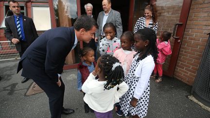 &nbsp; (Manuel Valls en visite dans les écoles d'Evry, la ville dont il a été maire © MaxPPP)