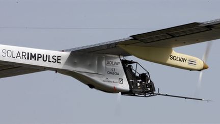 Le premier vol du protype solaire, Solar Impulse, le 7 avril 2010, dans le ciel suisse. (AFP/POOL/CHRISTIAN HARTMANN)