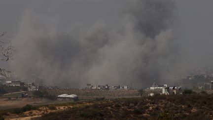 De la fumée noire s'échappe du nord de la bande de Gaza, le 26 octobre 2023 dans la ville de Sdérot (Israël). (JACK GUEZ / AFP)