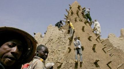 Des habitants de Tombouctou en train de restauter la grande mosquée de la ville (10-4-2013) ( AFP - ISSOUF SANOGO)