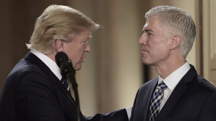 En choissant Neil Gorsuch, le président américain redonne une majorité aux conservateurs. (BRENDAN SMIALOWSKI / AFP)