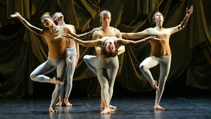 Des danseurs de la Merce Cunningham Dance Compagny interprètent "Biped" à Budapest en 2006.
 (ATTILA KISBENEDEK / AFP)