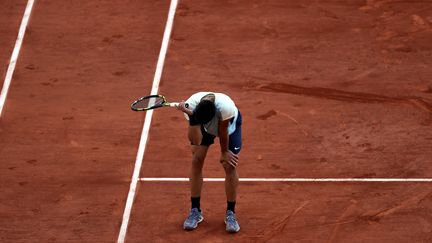 Carlos Alcaraz espérait pouvoir renverser la hiérarchie dès sa première tentative à Roland-Garros dans la peau d'un prétendant à la gagne. L'Espagnol a fait vibrer Roland-Garros par son talent et sa personnalité, à tout juste 19 ans. Mais il est tombé sur plus fort et plus expérimenté en quart de finale, contre Alexander Zverev (MARTIN DIVISEK / EPA via MaxPPP)