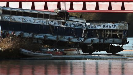 Un train TGV d'essai avait déraillé dans un canal à Eckwersheim (Bas-Rhin),&nbsp;le 14 novembre 2015, qui avait fait&nbsp;11 morts et 42 blessés. (FREDERICK FLORIN / AFP)