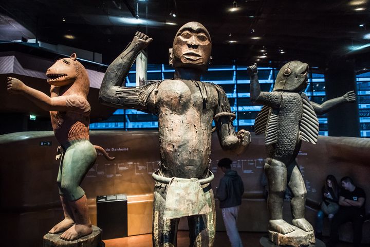 Trois grandes statues de l'ancien royaume du Dahomey (Bénin), au musée du Quai Branly (23 novembre 2018) (CHRISTOPHE PETIT TESSON / EPA / Newscom / MAXPPP)