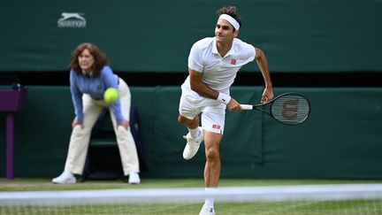 Le Suisse Roger Federer a dominé Richard Gasquet en trois sets au deuxième tour de Wimbledon, jeudi 1er juillet 2021. (GLYN KIRK / AFP)