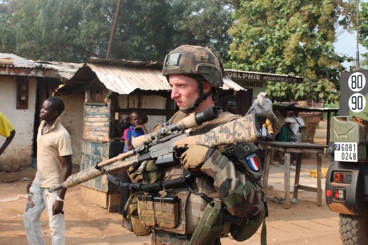 Un soldat français de la force Sangaris en patrouille le 23 juin 2014 près de Bangui. (PACOME PABANDJI / AFP)